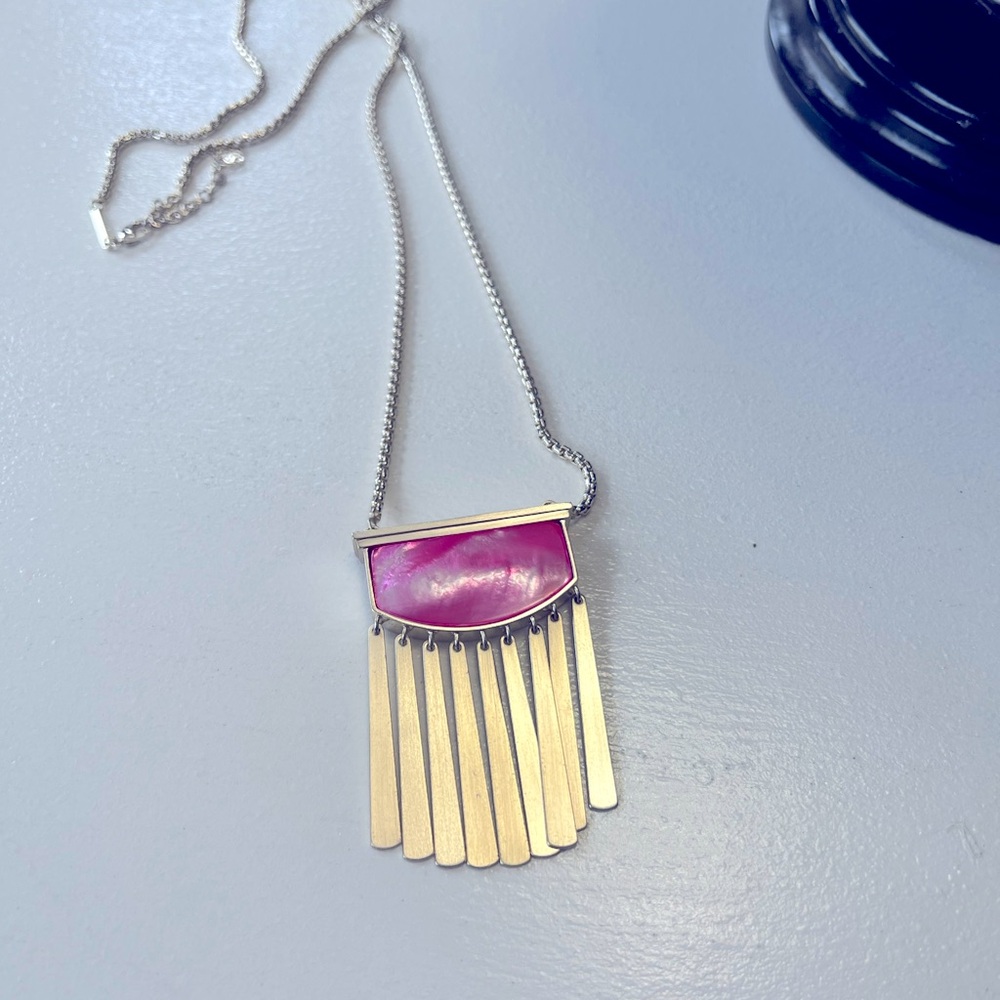 Kendra Scott long adjustable necklace. In great condition. Never wore.